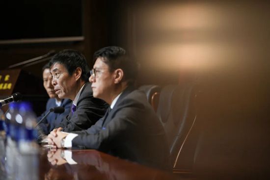 因为现实主义和自然主义都避免大善大恶、泾渭分明的写法。